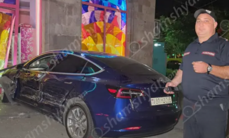 Վթար՝ Երևանում․ «Dodge»-ն ու «Tesla»-ն բախվել են, կոտրվել է լուսակիրը և դուռը