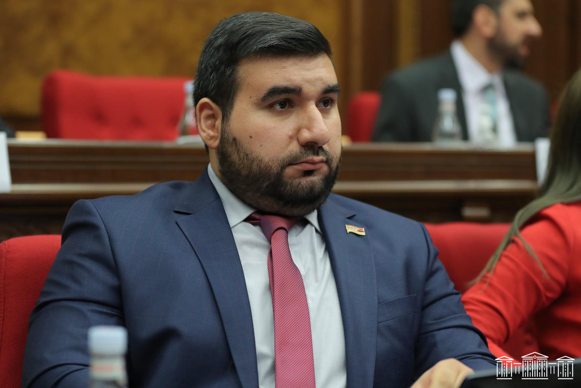 Ես բանակում ունեցել եմ ներքնաշոր, ուրիշ բան, որ դուք զինվորների ներքնաշորը տարել ու կերել եք. Ալեքսանյան