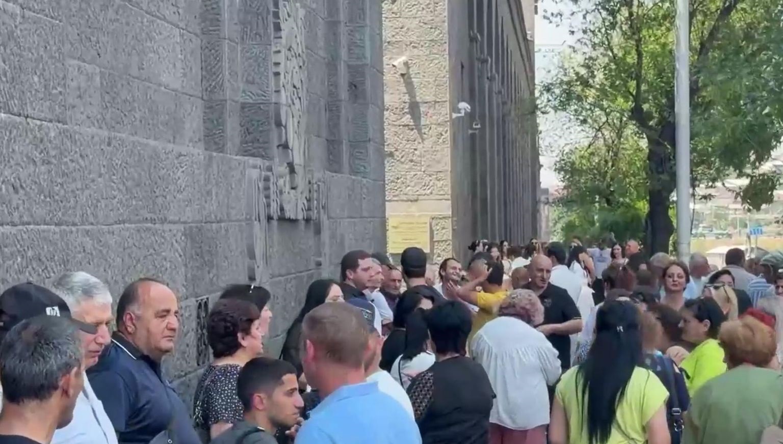 «Մուլտի գրուպ»-ի ընկերությունների աշխատակիցները բողոքի ակցիա են անում կառավարության մոտ