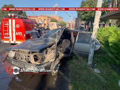Ոստիկանության 30-ամյա ծառայողը Mercedes-ով բախվել է էլեկտրասյանը