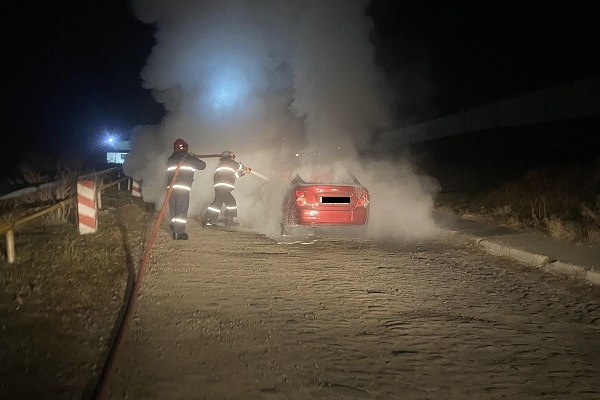 Գյումրու ռեստորանային համալիրներից մեկի մոտակայքում ավտոմեքենա է այրվել