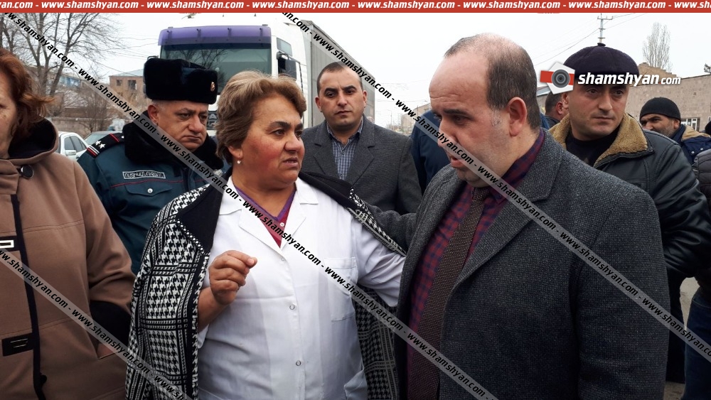 Մարալիկում ծննդատան ու հիվանդանոցի աշխատակիցները փակել են ճանապարհը. պահանջում են հանդիպում վարչապետի հետ