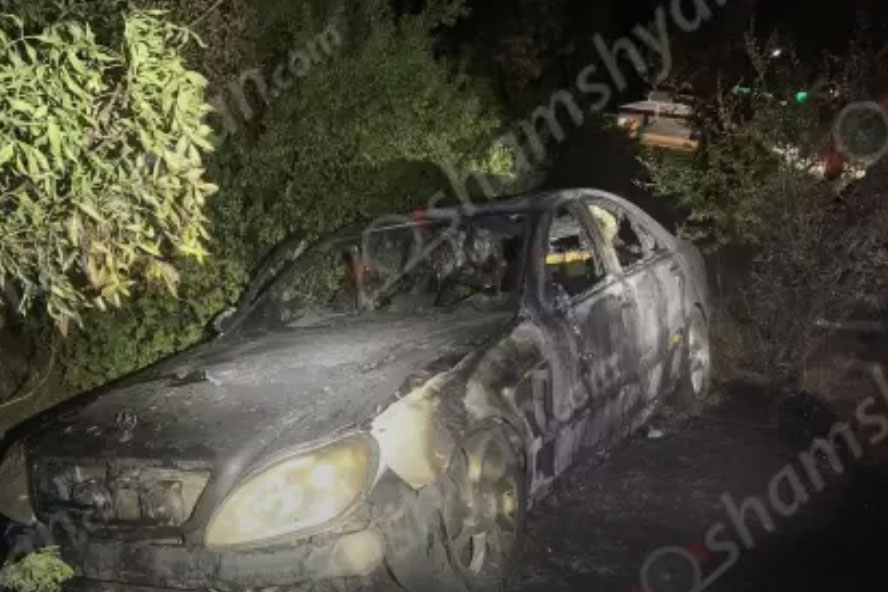 Կոտայքի մարզում Mercedes-ը դուրս է եկել երթևեկելի գոտուց, հայտնվել ծառերի մեջ և բռնկվել․ ավտոմեքենան վերածվել է մոխրակույտի