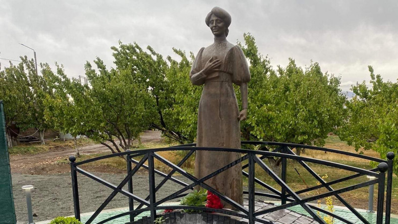 Հայաստանում տեղադրվել է Զապել Եսայանի արձանը