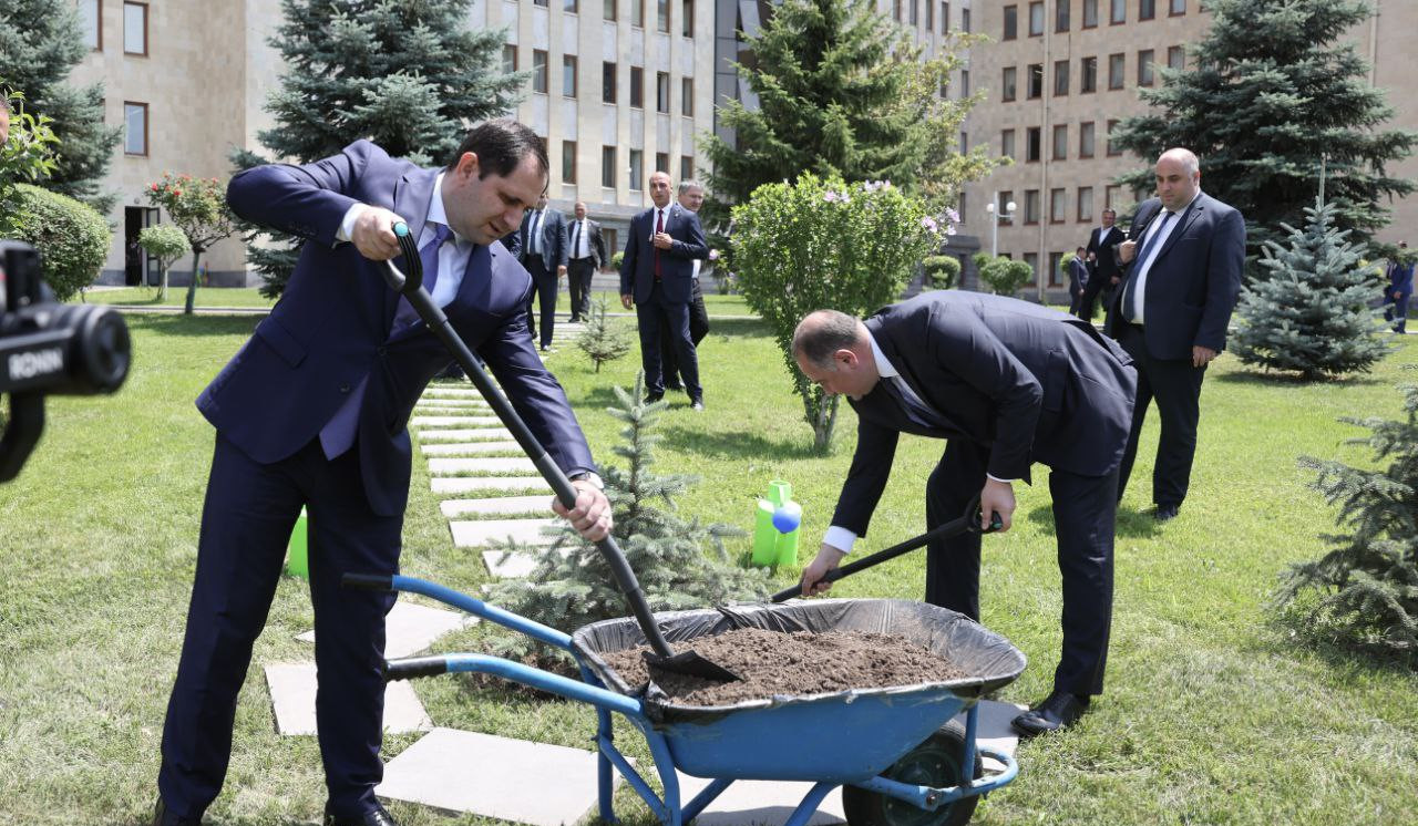 Վրաստանի պաշտպանության նախարարը ՊՆ վարչական համալիրի տարածքում անվանական եղևնի է տնկել