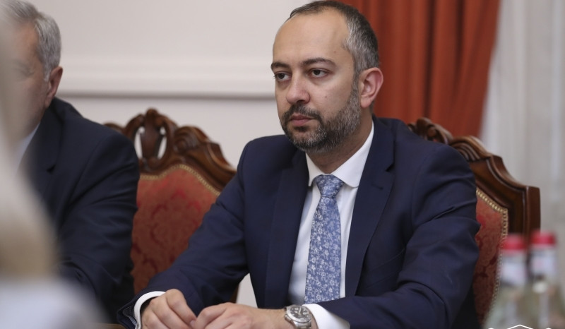 Ալեն Սիմոնյանը ստորագրել է Էդուարդ Աղաջանյանի լիազորությունները դադարած համարելու մասին արձանագրությունը