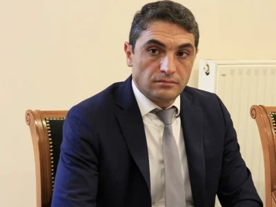«Իմ ձեռքին եղել է մուրճ, որով ծառերի վրա նշումներ են արվում». Ինչու էր Սիմիդյանը ՔՊ նիստին գնացել մուրճով