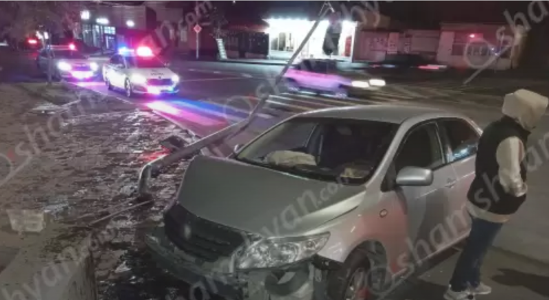 Ավտովթար Երևանում. 25-ամյա վարորդը Toyota-ով բախվել է եզրաքարերին, ապա ցուցանակին ու լուսացույցի երկաթե հենակին