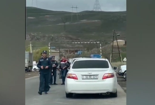 Ոստիկանները հանրահավաքից առաջ ստուգում են մարզերից Երևան եկող մեքենաները