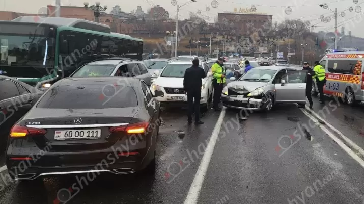 Խոշոր ավտովթար՝ Երևանում. «Հաղթանակ» կամրջի սկզբնամասում բախվել են Mercedes, Lexus և Nissan մակնիշի ավտոմեքենաները. կան վիրավորներ