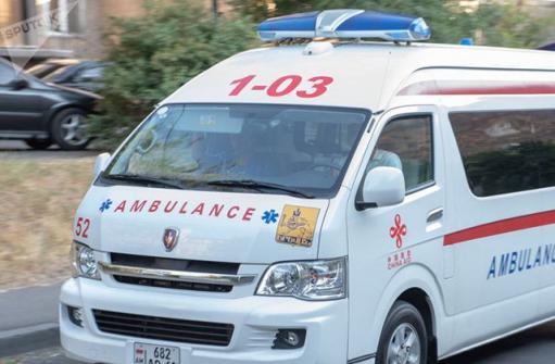 Մյասնիկյան պողոտայում մեքենան բախվել է էլեկտրասյանը. տուժածներից մեկը հիվանդանոցում մահացել է