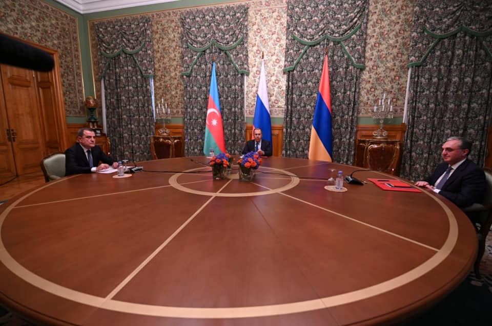 Մոսկովյան հանդիպման մեկնարկից որոշ ժամանակ անց ադրբեջանական դրոշով ավտոշարասյունը՝ Բայրամովի գլխավորությամբ, լքել է ԱԳՆ ընդունելությունների տունը և հետո վերադարձել