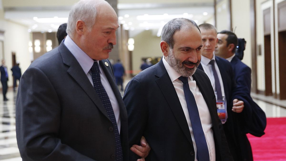 Лукашенко обсудил с Пашиняном цены на импортный газ, возможность встречи лидеров ЕАЭС и ситуацию с вирусами
