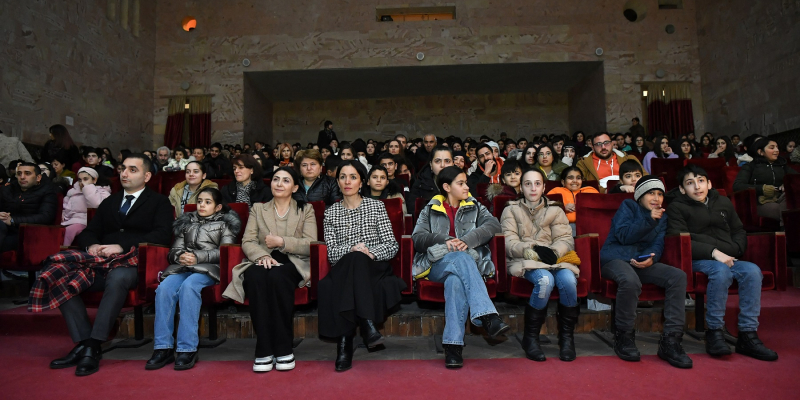 Ժաննա Անդրեասյանը Գորիսի թատրոնում հանդիպել է Հայաստանում մնացած արցախցի երեխաներին