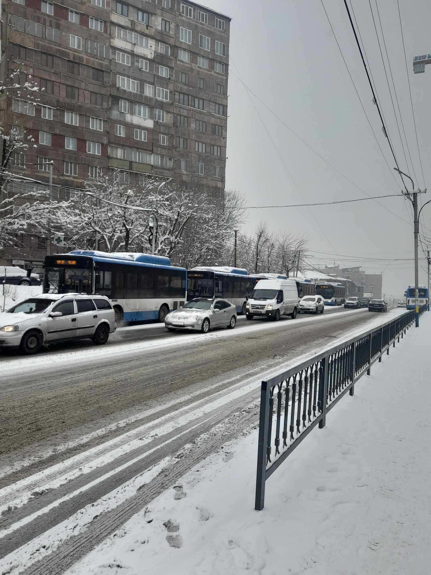 Ոչ ձյունն են մաքրել, ոչ աղն են ցանել. ավտոբուսների վարորդները հրաժարվում են երթուղի դուրս գալ 