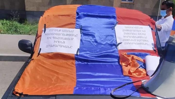 Շիրակի մարզպետարանի առաջ քաղաքացին անժամկետ հացադուլ ու նստացույց է հայտարարել
