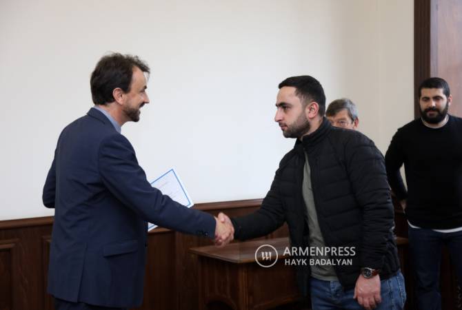 Լիոնի քաղաքապետը Զինվորի տան շահառուներին հանձնեց «Ֆրանս-հայկական մասնագիտական ուսումնական կենտրոն»-ի վկայականներ