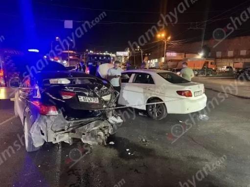 Երևանում բախվել են շտապօգնության ավտոմեքենան, Hyundai-ն ու Toyota Corolla-ն. կան վիրավորներ