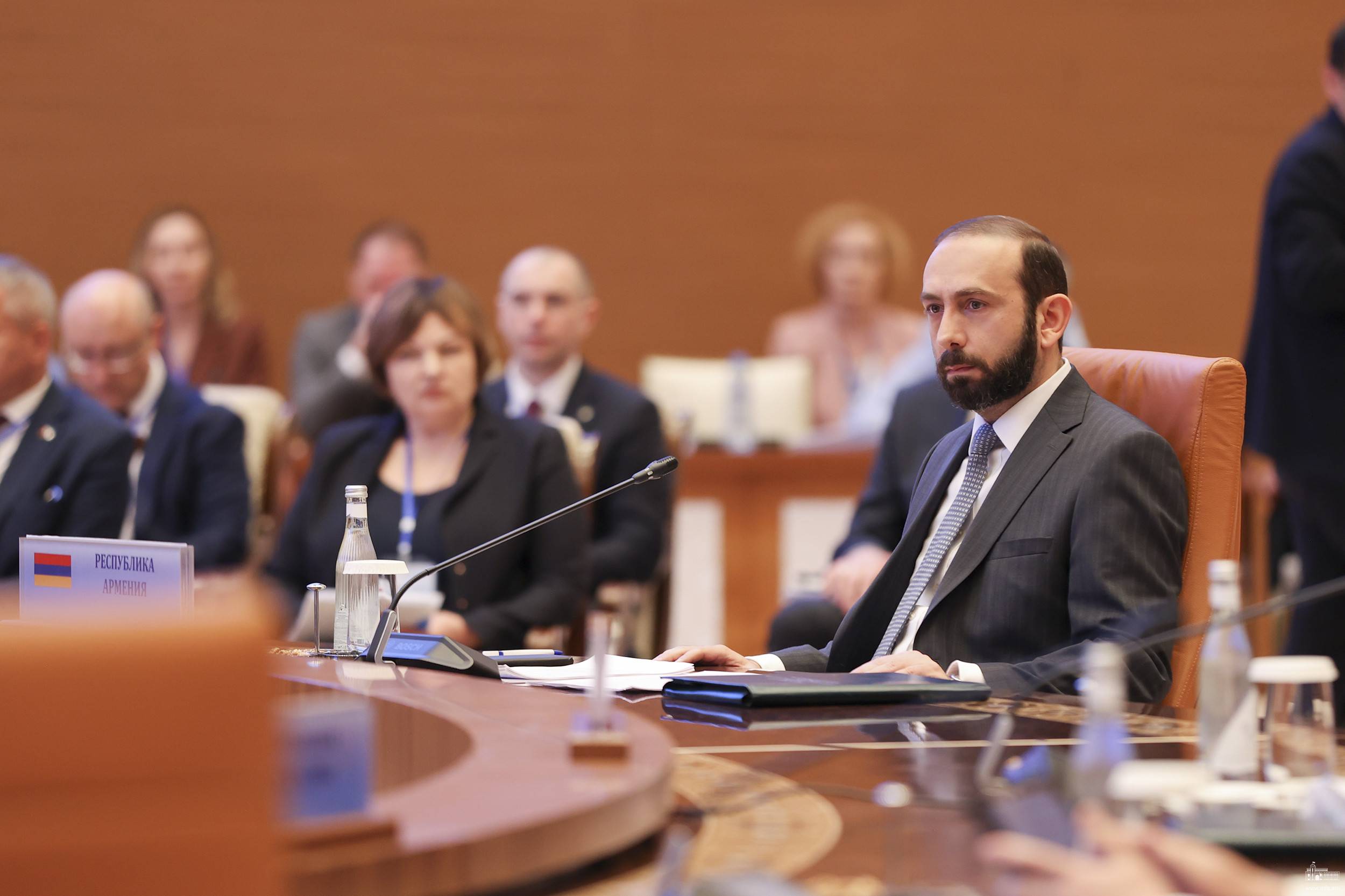 Усилия армянской стороны по установлению мира сталкиваются с военными притязаниями официального Баку: Мирзоян