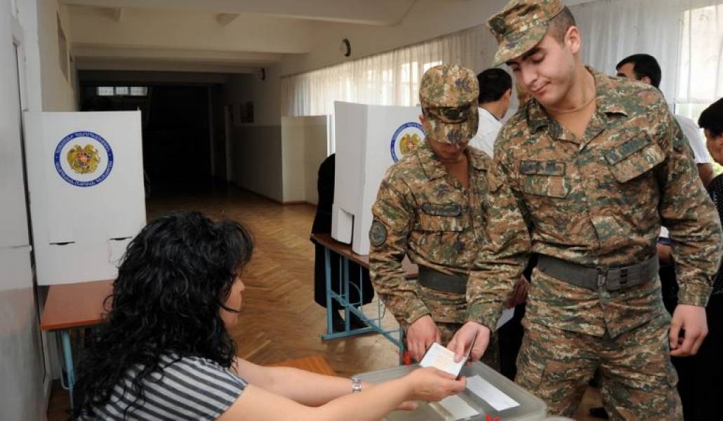 Զինվորները քվեարկում են պատրաստի ծրարներով. դատախազությունն ուսումնասիրում է տեսանյութը 