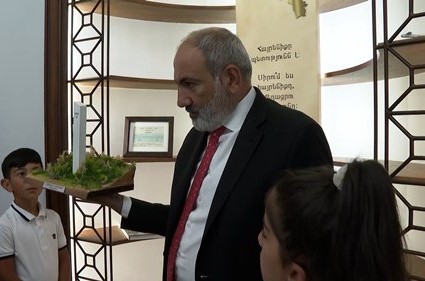 Փաշինյանը իր աշխատասենյակում Սառնաղբյուրի աշակերտներին ցույց է տվել առաջին սահմանային սյան մակետը