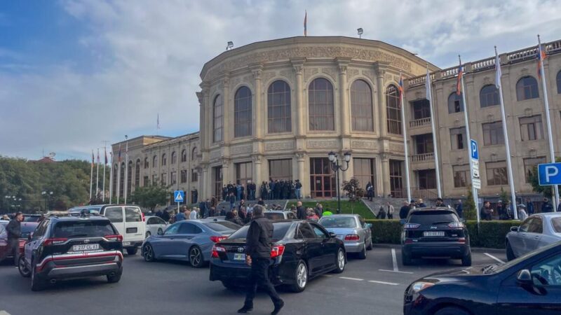 Գյումրիի քաղաքապետի խորհրդականը կալանավորվել է, կոմունալ բաժնի պետի պաշտոնավարումը՝ կասեցվել