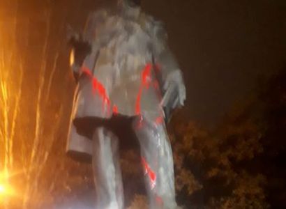 Շանթ Հարությունյանի որդին Երևանում Գրիբոյեդովի արձանի վրա կարմիր ներկ է լցրել