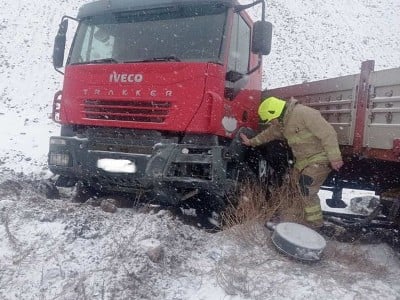 Երևան-Գյումրի ճանապարհին բախվել են «Iveco» բեռնատարն ու «Volkswagen»-ը. կան վիրավորներ