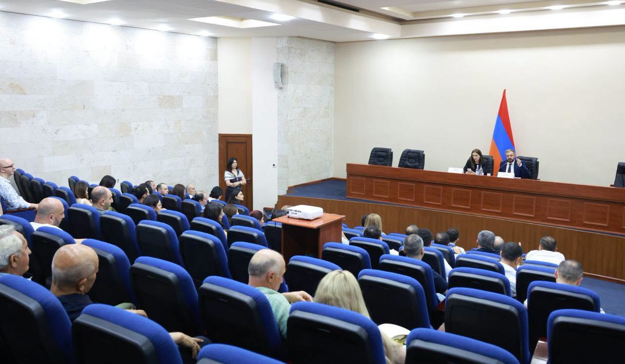 Պապոյանն արտահանում իրականացնող գործարարների հետ քննարկել է միջազգային շուկաներում հայկական արտադրանքի ներկայության ընդլայնմանը վերաբերող հարցեր