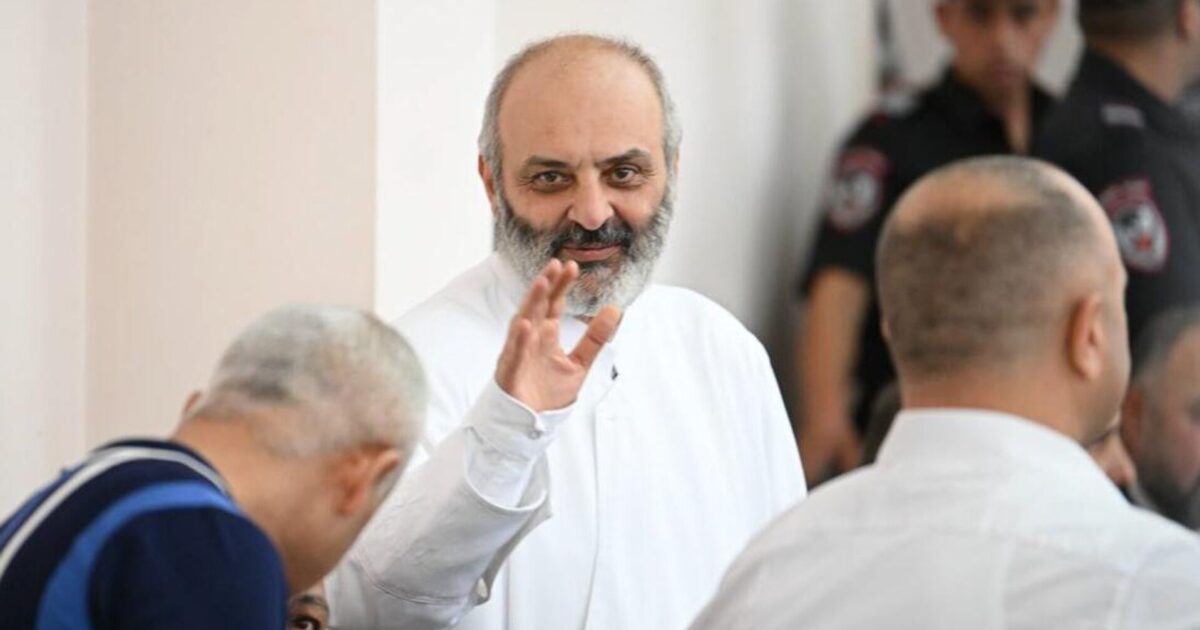 Հրաժարվում ենք չար դատախազներից. Նիստի ընդմիջմանն Բագրատ Սրբազանն աղոթք հնչեցրեց