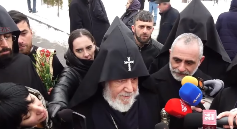 Խնդրում ենք չխաթարել օրվա խորհուրդը, մենք այստեղ ենք մեր խոնարհումը բերելու մեր զավակների հիշատակի առջև. Գարեգին Բ-ն լրագրողների հարցերին չպատասխանեց