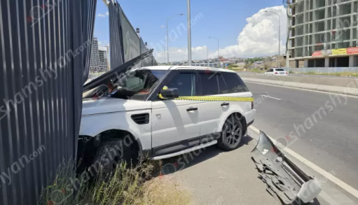 «Land Rover Sport»-ը բախվել է բետոնե արգելապատնեշներին, շրջել դրանք. կան վիրավորներ