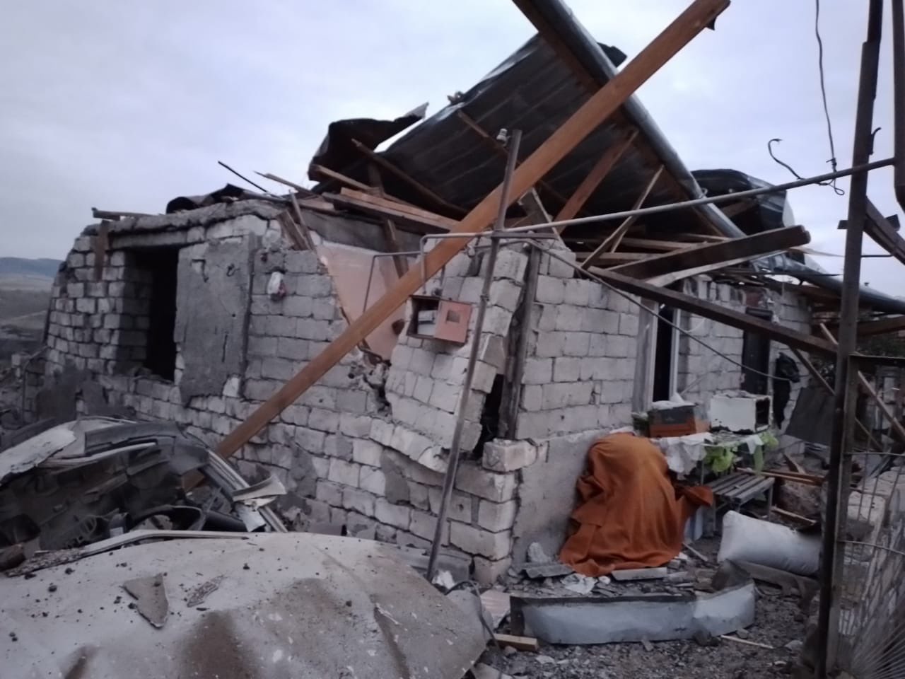 Ասկերանի շրջանի Բերքաձորում գտնվող այս բնակելի տները ադրբեջանական զինուժի կողմից թիրախավորվել և ավերվել են հարձակման ժամանակ․Արցախի ՄԻՊ