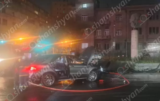 Mercedes-ը Սախարովի հրապարակում բախվել է արձանի եզրաքարին ու բռնկվել. վարորդին կրակի միջից դուրս է բերել մի երիտասարդ