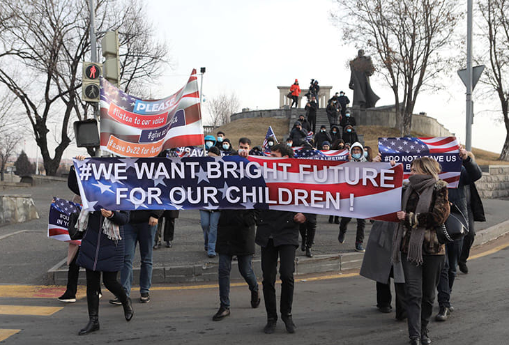 «Ուզում ենք պայծառ ապագա մեր երեխաների համար». Երևանում բողոքի ակցիա են իրականացնում՝ ԱՄՆ մեկնելու համար