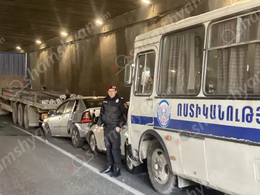 Ավտովթար Երևանում. «Մանկավարժականի» թունելում բախվել են ոստիկանական զորքերի ավտոբուսը, երկաթով բարձված Howo-ն, Ford-ն ու Opel-ը