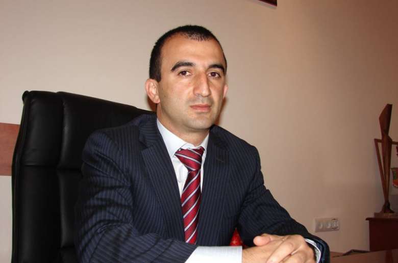 Մեղրիի քաղաքապետ Մխիթար Զաքարյանն ազատ արձակվեց. ուղիղ միացում՝ դատարանի բակից