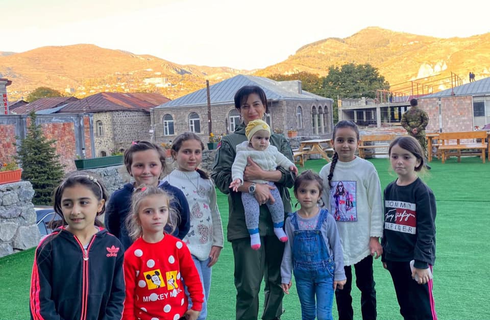 Փոքրիկ արցախցիների համար Ամանորի և Սուրբ Ծննդյան տոնավաճառի կազմակերպում՝ Ստեփանակերտում