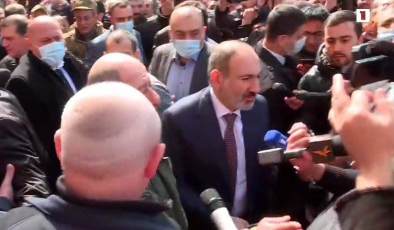Իմ ընտանիքը այստեղ է, մենք որևէ տեղ չենք պատրաստվում մեր հայրենիքից փախչել․ Փաշինյան (ուղիղ)