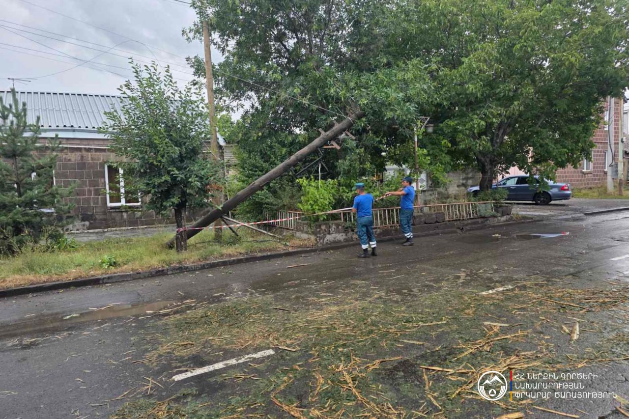 Գյումրիում նախօրեին քամու և անձրևի հետևանքով ջրալցվել են նկուղներ, բակային հատվածներ, կոտրվել ծառի ճյուղեր և թեքվել էլեկտրասյուն