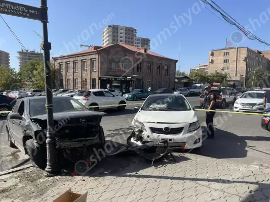 Երևանում «Toyota Corolla»-ն բախվել է կայանված «Opel»-ին, ինչի հետևանքով «Opel»-ը նորոգող 3 քաղաքացիներ վրաերթի են ենթարկվել․ կա 4 վիրավոր
