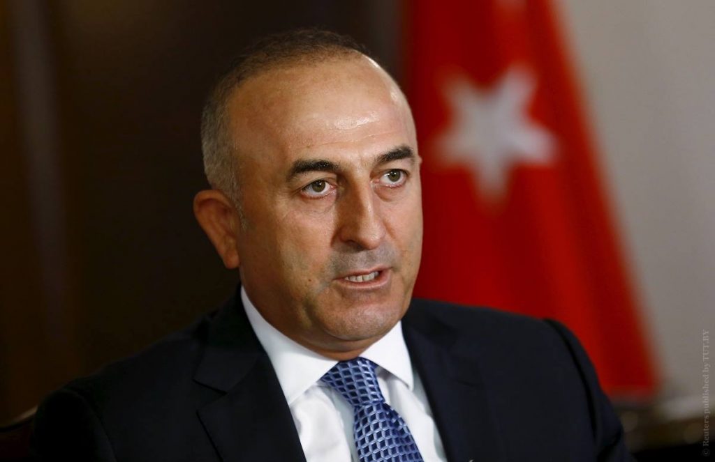 Մևլութ Չավուշօղլուն «Գորշ գայլեր» ռասիստական ​​կազմակերպության ժեստն է ցույց տալիս Ուրուգվայի հայ համայնքի ցուցարարներին (տեսանյութ)