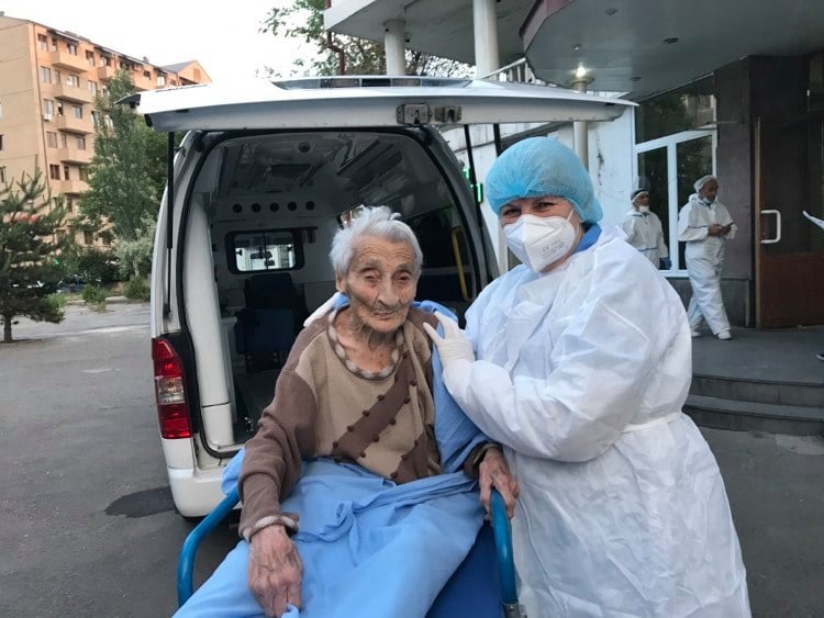 101-ամյա կինը կորոնավիրուսից ապաքինվել և դուրս է գրվել «Սուրբ Գրիգոր Լուսավորիչ» ԲԿ-ից