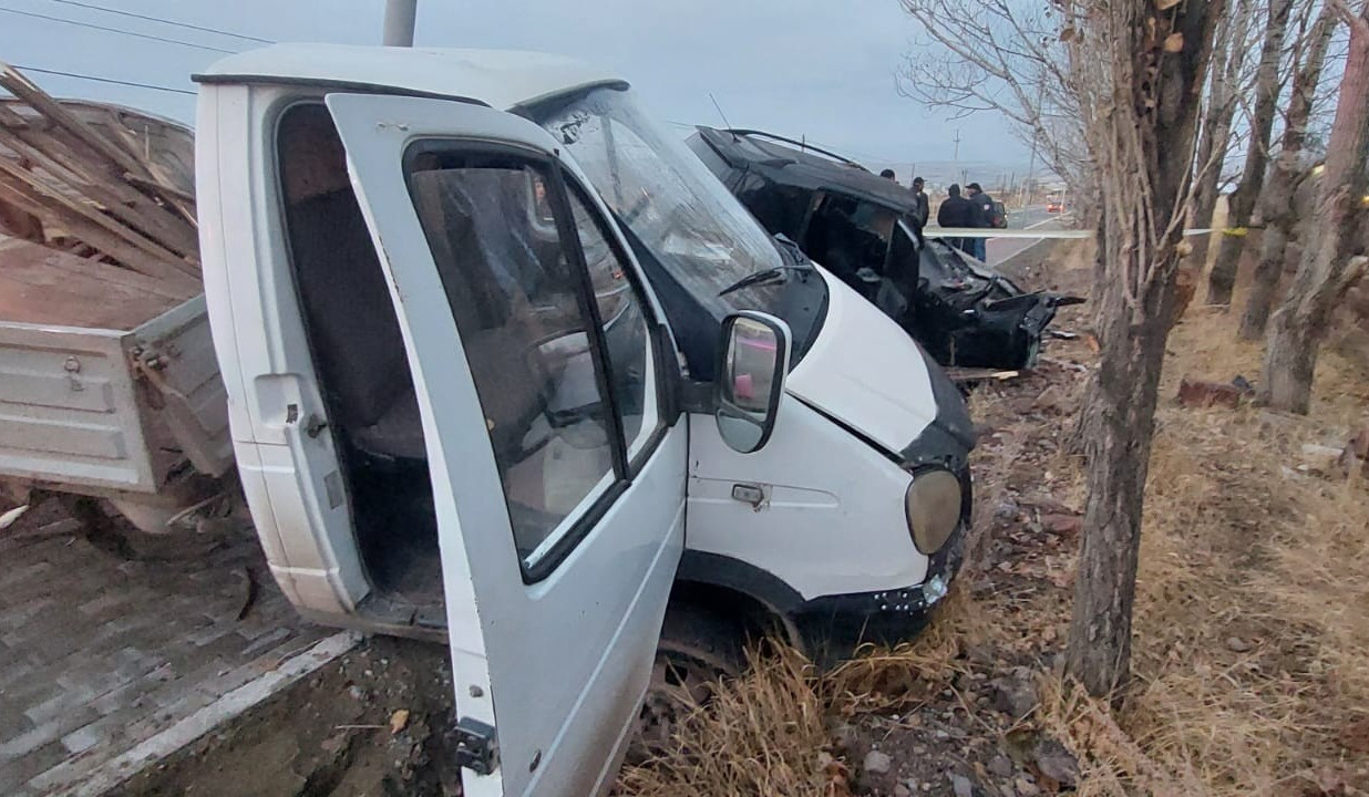 Արթիկ-Ալագյազ ավտոճանապարհին «Opel»-ը բախվել է կայանած բեռնատարին․ կան տուժածներ (լուսանկարներ)
