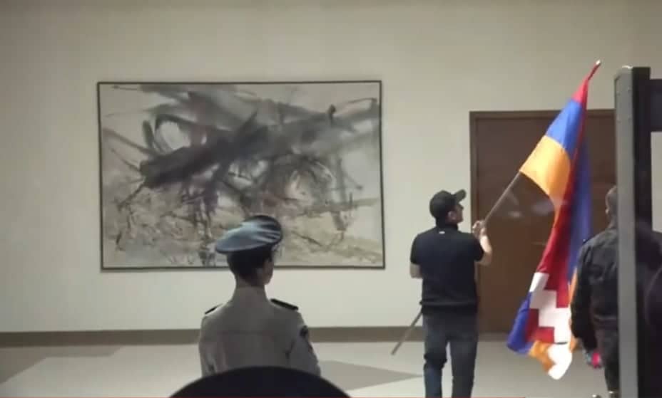 Իշխան Սաղաթելյանն Արցախի դրոշը տեղադրեց ԱԳՆ շենքում (տեսանյութ)
